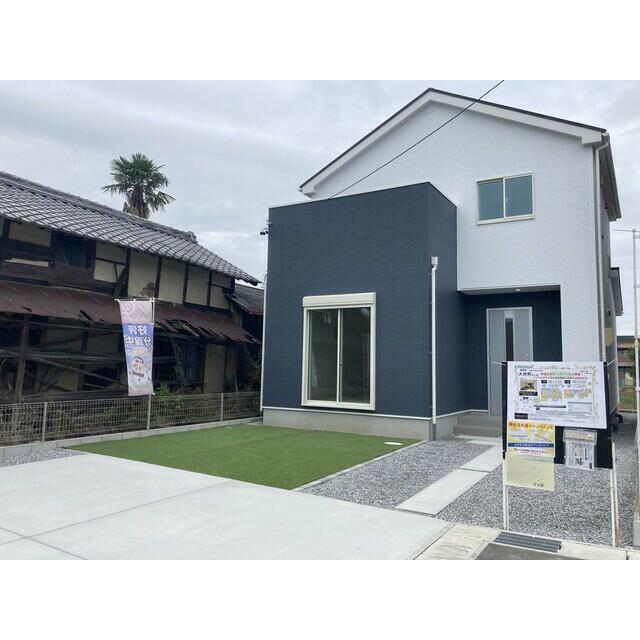 １号棟　外観（人工芝施工済み）