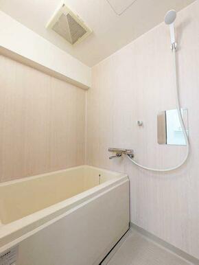 【浴室】清潔感のある淡色のアクセント壁、手持ちシャワーと鏡付きの使いやすい浴室です。
