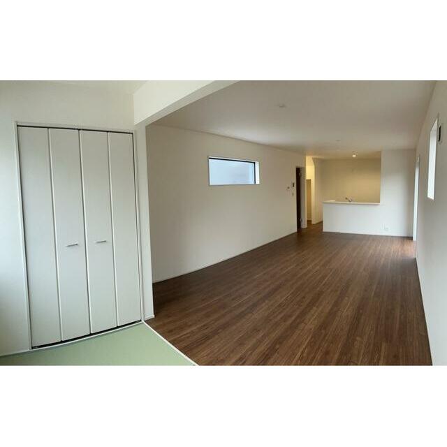 リビングはお気に入りのソファやクッションでくつろげる空間に（2号棟）