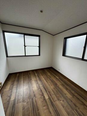 落ち着いた色調の洋室です