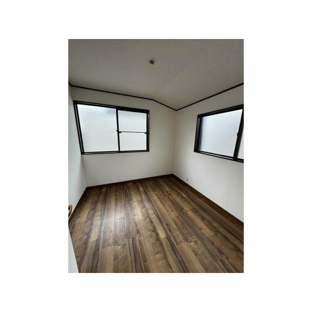 落ち着いた色調の洋室です