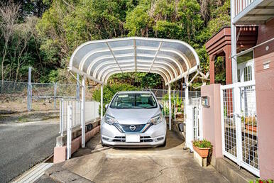 カーポート付きで雨や鳥のフン、日差しからも愛車を守ってくれる強い味方☆