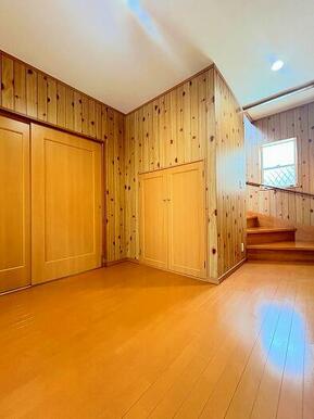 「1階廊下」木を基調とした空間です。便利な収納付きです。