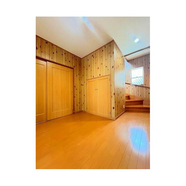 「1階廊下」木を基調とした空間です。便利な収納付きです。
