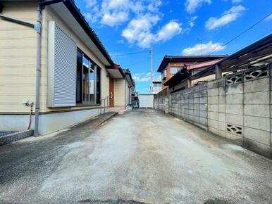 「駐車場」奥行きが約15mございます。縦列で3台駐車可能です。