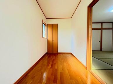 「納戸＿約3.3帖」採光があり陽当たり良好です。