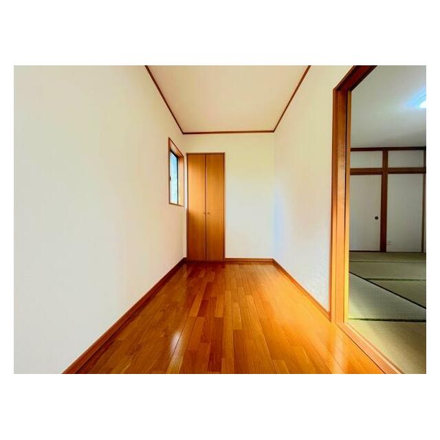 「納戸＿約3.3帖」採光があり陽当たり良好です。