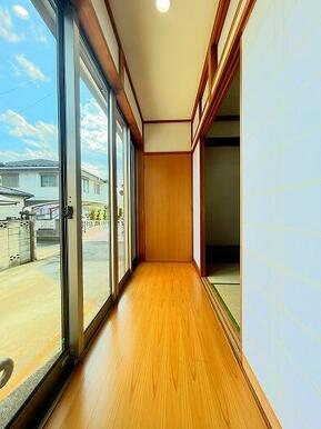 「広縁」南東側からの採光により陽当たり良好です。嬉しい収納付きです。