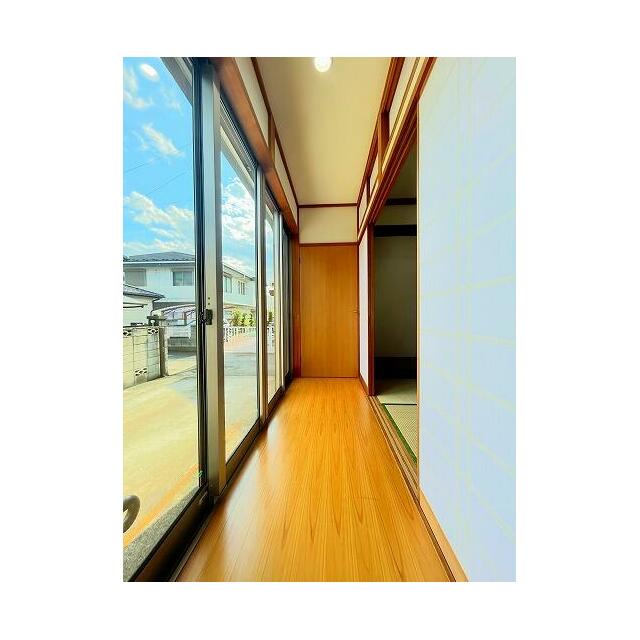 「広縁」南東側からの採光により陽当たり良好です。嬉しい収納付きです。