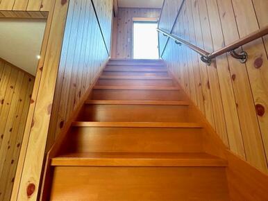 「階段」採光があり陽当たりが良く、明るい空間です。