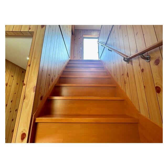 「階段」採光があり陽当たりが良く、明るい空間です。