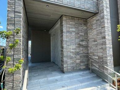 エントランス付近には植栽を植えております