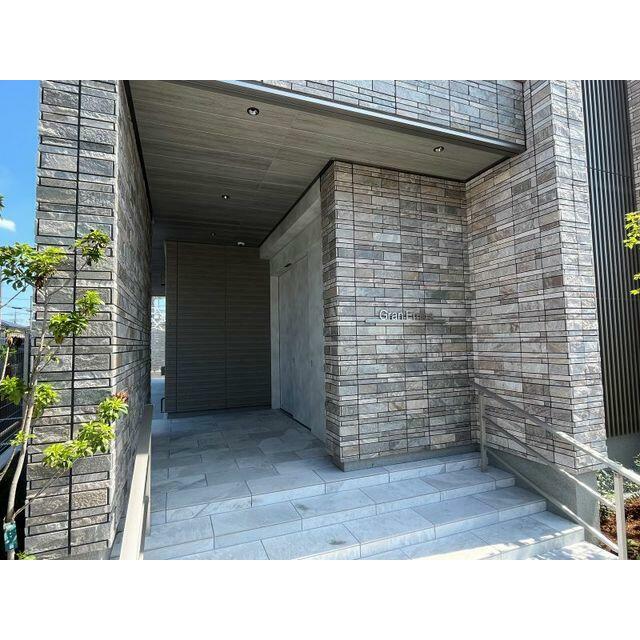 エントランス付近には植栽を植えております