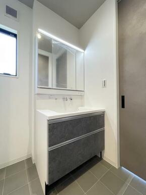 ワイドな洗面台。荷物がおけるスペースもあるので使いやすい！