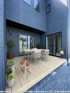 プールやBBQな屋根のない開放的な空の下、『やりたい』が叶うテラス。
