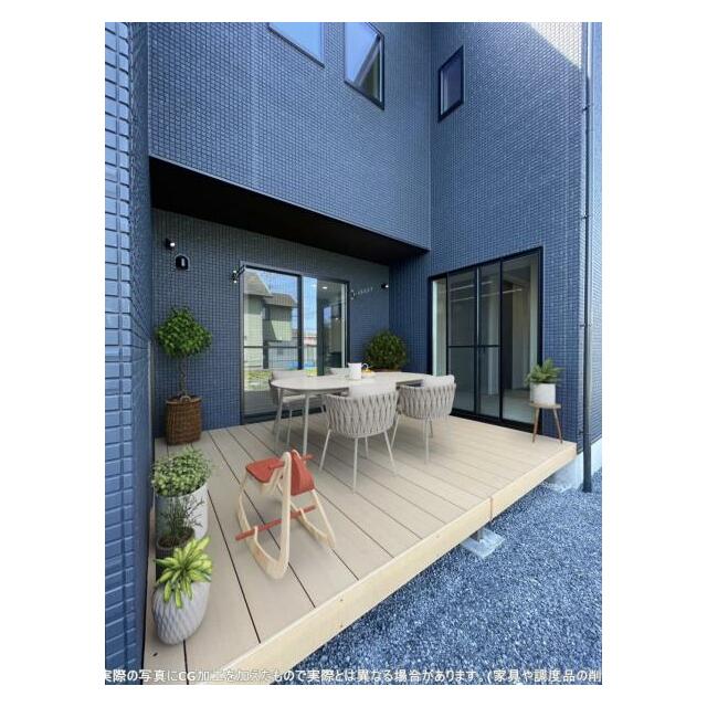 プールやBBQな屋根のない開放的な空の下、『やりたい』が叶うテラス。