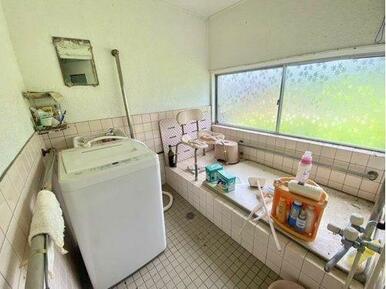 換気が出来る窓付きの浴室。洗濯機を置いても十分な広さですよ。
