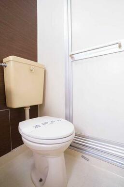 トイレは勿論水洗式！タオル掛けも備え付けです。