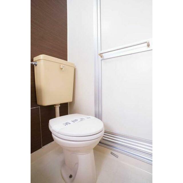 トイレは勿論水洗式！タオル掛けも備え付けです。