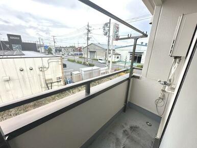奥行きもしっかりと確保されたバルコニー付き
