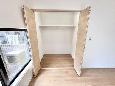 「1階洋室」クローゼット付きです。