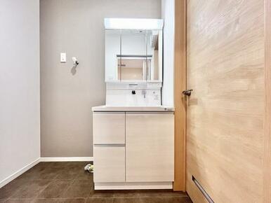 「洗面脱衣所」人気の三面鏡です。