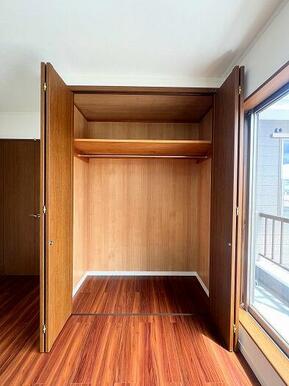 2階南側洋室約5.5帖クローゼット内