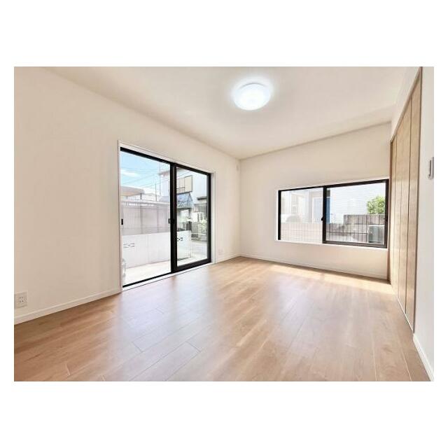 「1階洋室」2面採光で日当たり良好です。