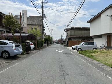 接面道路を南向きに撮影　幅員は６ｍ以上ございます。