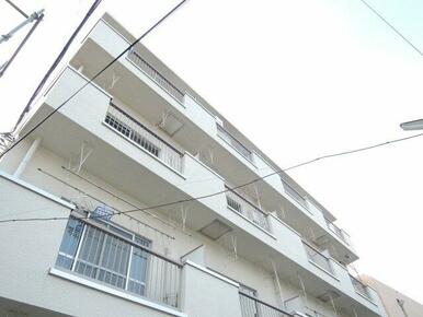 建物のベランダ側は、物件の敷地です。