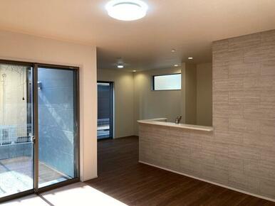 リビングはお気に入りのソファやクッションでくつろげる空間に（5号棟）