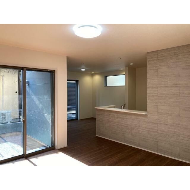 リビングはお気に入りのソファやクッションでくつろげる空間に（5号棟）