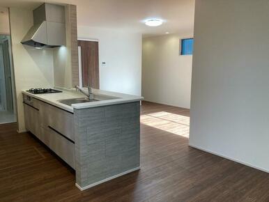 リビングはお気に入りのソファやクッションでくつろげる空間に（5号棟）