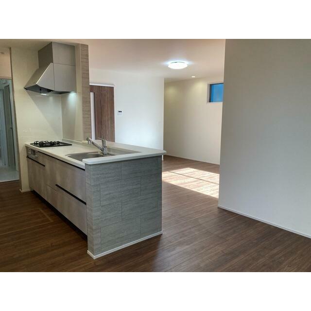 リビングはお気に入りのソファやクッションでくつろげる空間に（5号棟）