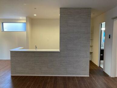 家具のデザインや配置でリビングの印象は大きく変わります。ぜひ自分の感性に合う空間を（5号棟）