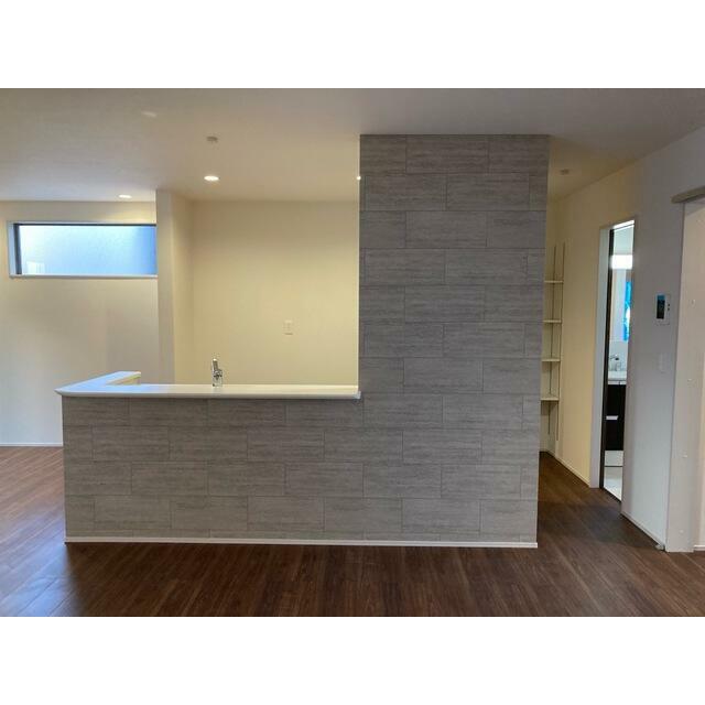 家具のデザインや配置でリビングの印象は大きく変わります。ぜひ自分の感性に合う空間を（5号棟）