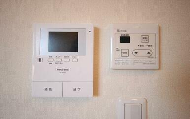 【ＴＶインターフォン・給湯リモコン】モニター付きのため、来訪者の確認が可能です。