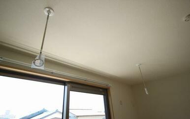 【洋室】室内物干しの設置がございます。
