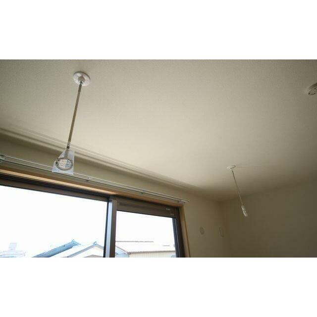 【洋室】室内物干しの設置がございます。