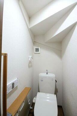 1階と2階にトイレがあり、ウォッシュレットがついております