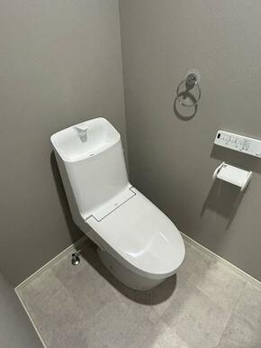 「2Fトイレ」新品交換行っております。