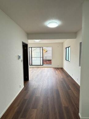 「LDK」キッチンからLDK全体を見渡したお写真です。