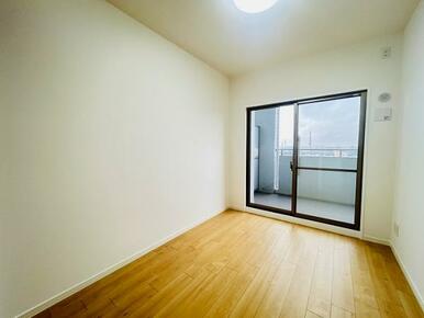 「南側洋室」約5帖の広さがございます。