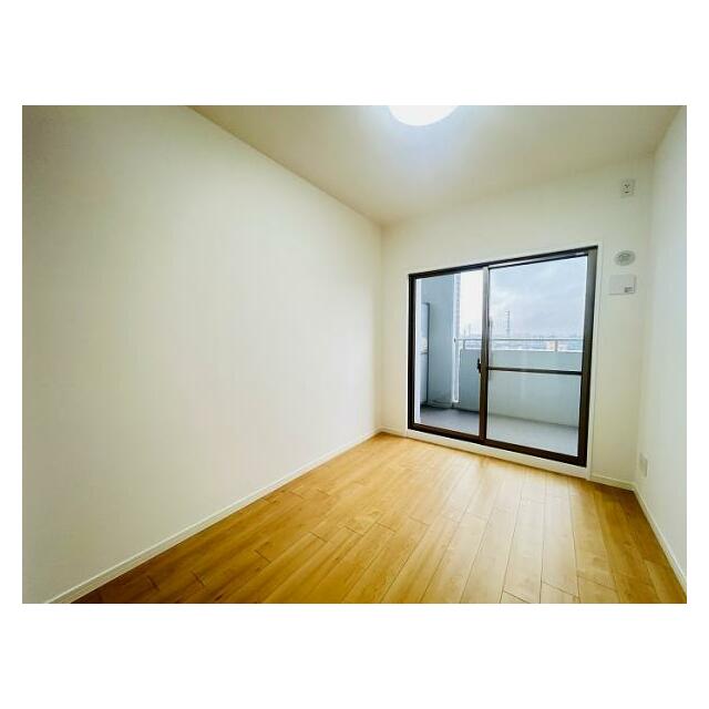 「南側洋室」約5帖の広さがございます。