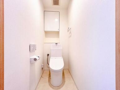 「トイレ」TOTO製のトイレに新品交換いたしました。その他リフォームで、照明交換、クッションフロア張替等