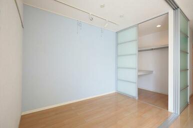 【洋室】ウォークインクローゼットがあり収納スペースも充実♪