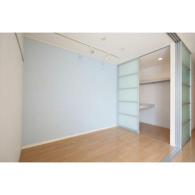 【洋室】ウォークインクローゼットがあり収納スペースも充実♪