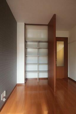 【ＬＤＫ】リビングにも収納スペースがございます♪