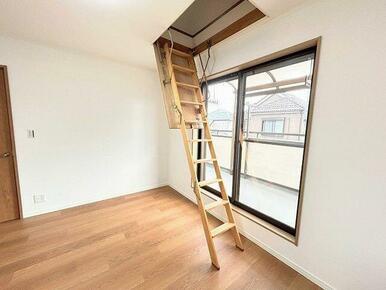 「屋根裏収納庫」はしごをおろした写真です。
