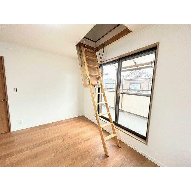 「屋根裏収納庫」はしごをおろした写真です。